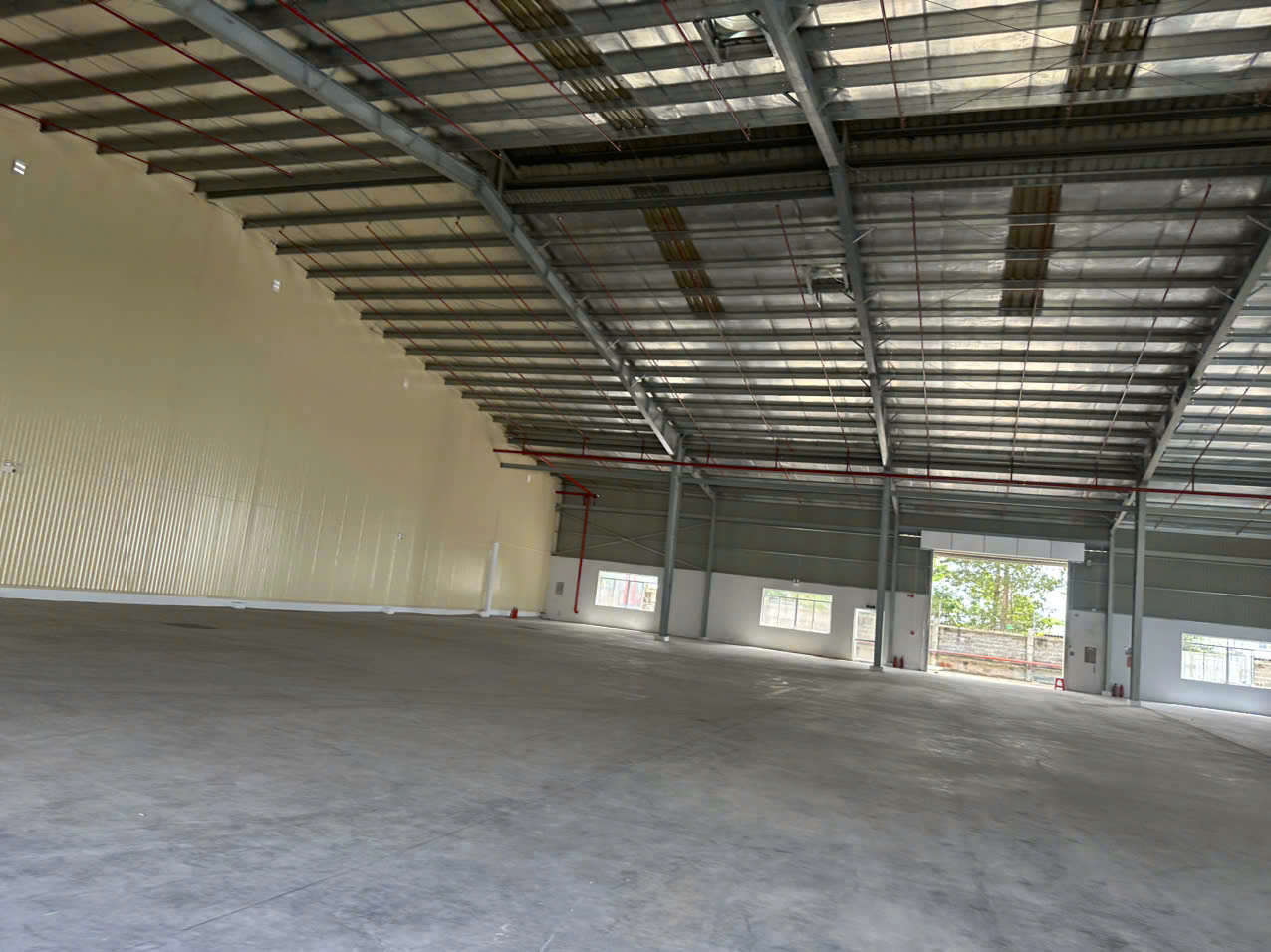 出租位于越南永隆省的厂房 – 面积3,400平方米，位于和富工业区，配备1,250 KVA电力系统