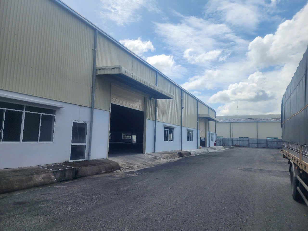 出租位于越南永隆省的厂房 – 面积3,400平方米，位于和富工业区，配备1,250 KVA电力系统