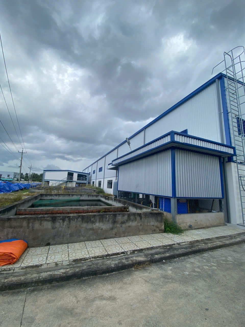 出租永隆省厂房 - 面积10,625平方米，配备700KVA专用变电站，租金仅为每平方米2.7美元