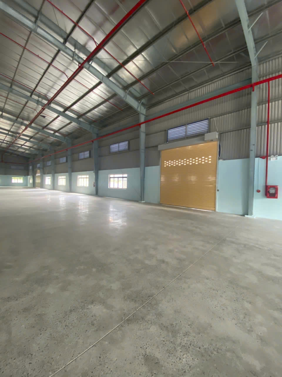 出租永隆省厂房 - 面积10,625平方米，配备700KVA专用变电站，租金仅为每平方米2.7美元