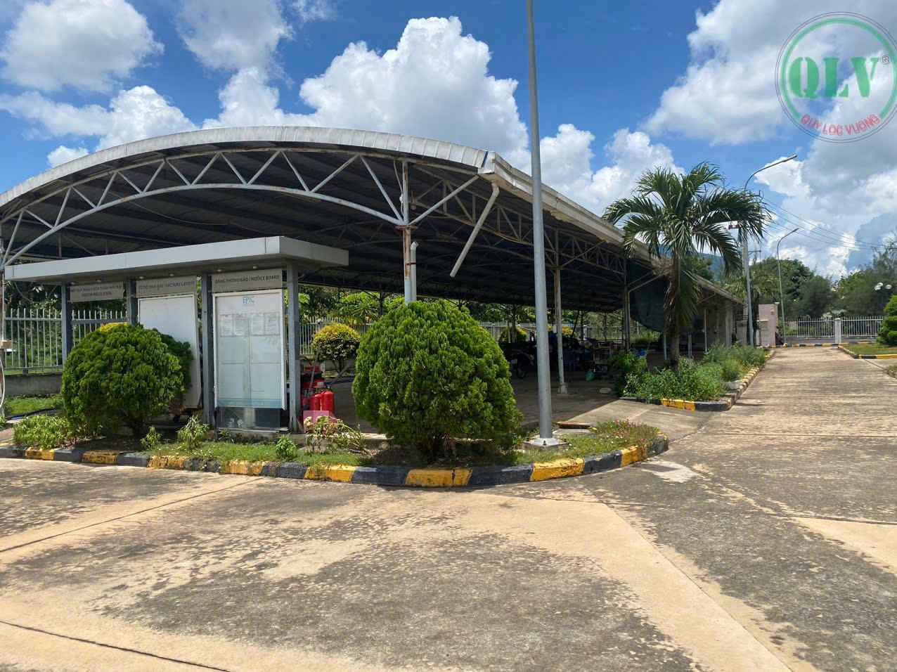 越南厂房出售，占地面积21,600平方米，位于隆安省工业区内，地理位置优越，并且全新优质厂房