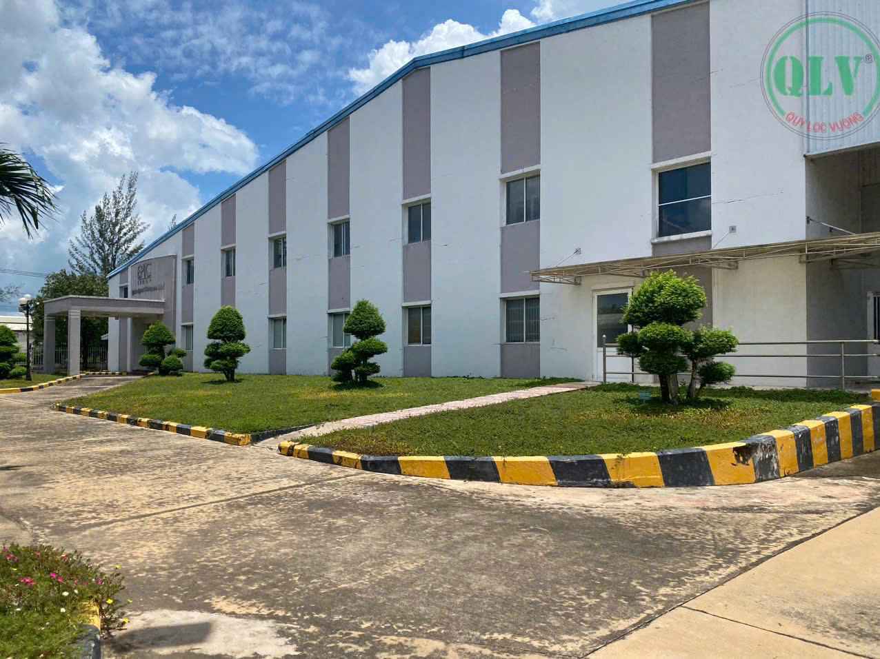 越南厂房出售，占地面积21,600平方米，位于隆安省工业区内，地理位置优越，并且全新优质厂房