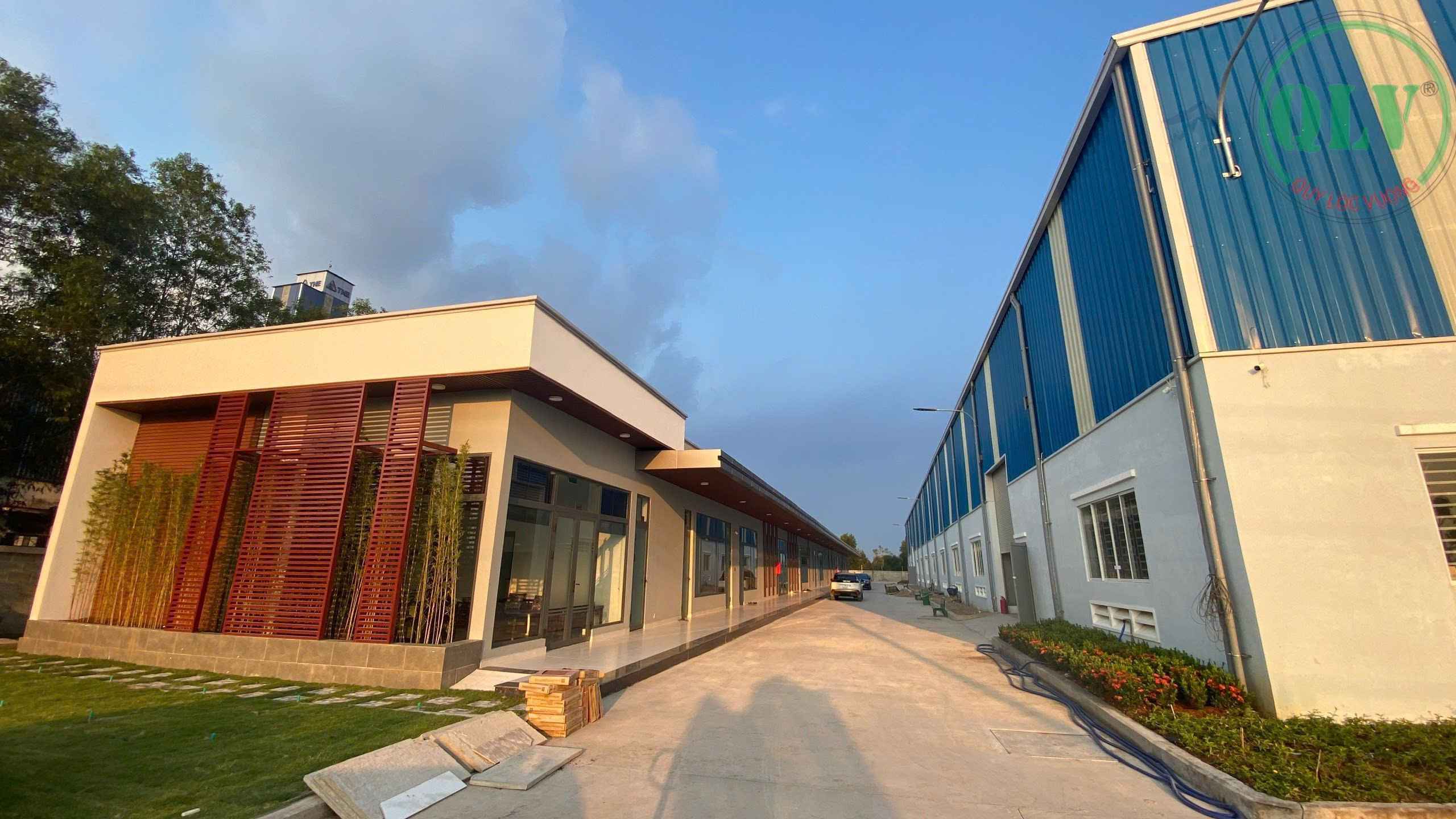越南厂房出售，占地面积25,000平方米，位于隆安省的工业区内，基础设施完善