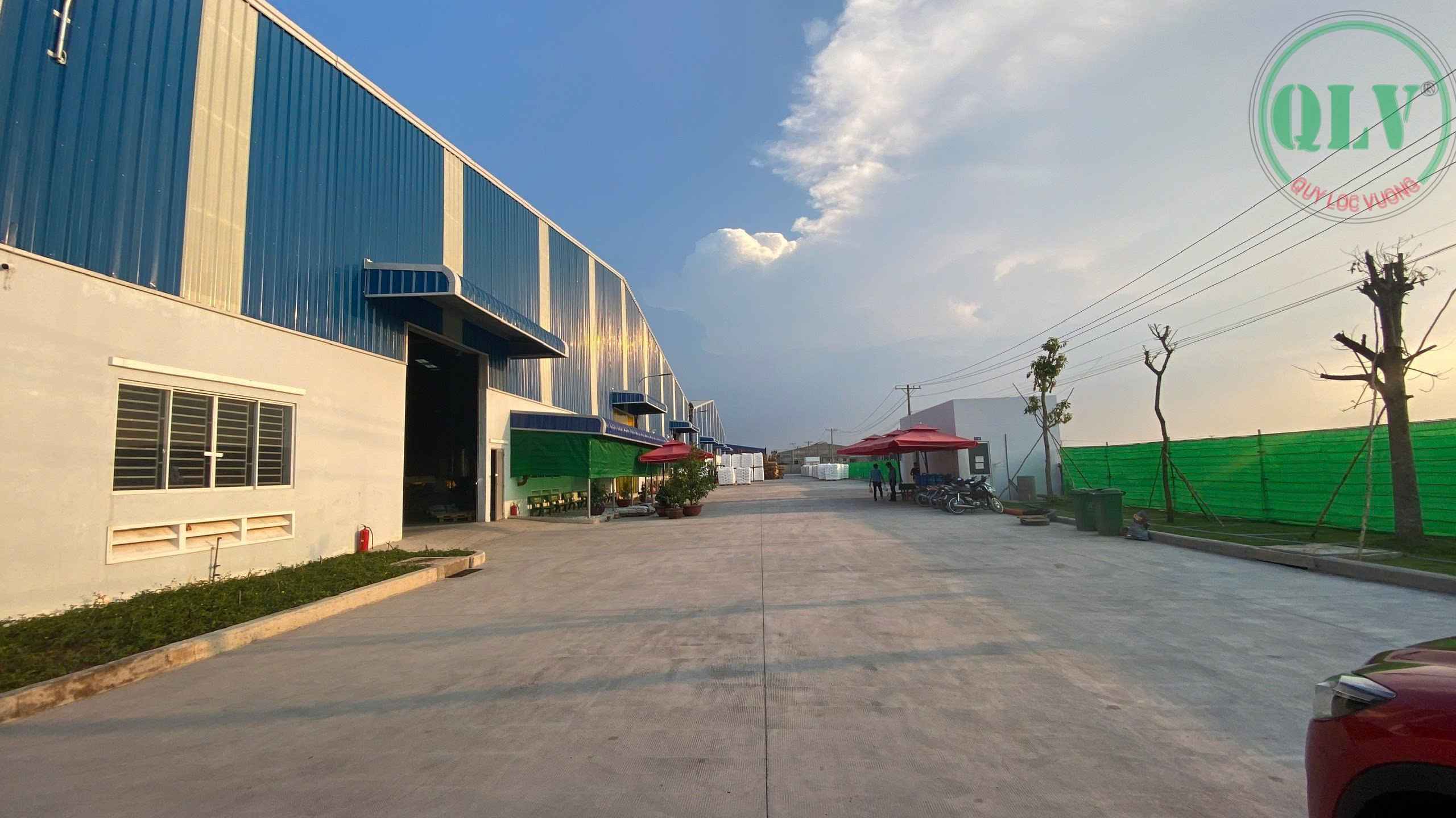 越南厂房出售，占地面积25,000平方米，位于隆安省的工业区内，基础设施完善