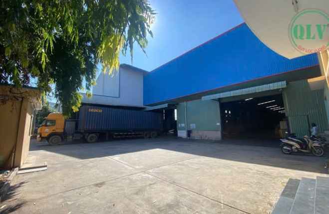 平阳省工厂出售，占地5,000平方米，配备行车起重机，附带三层现代化办公楼