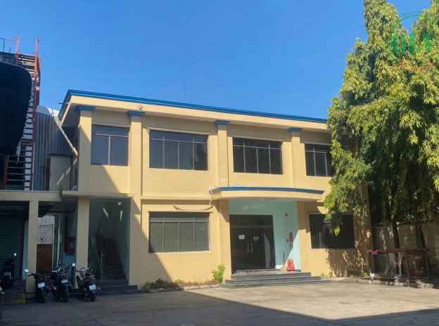 平阳省工厂出售，占地5,000平方米，配备行车起重机，附带三层现代化办公楼