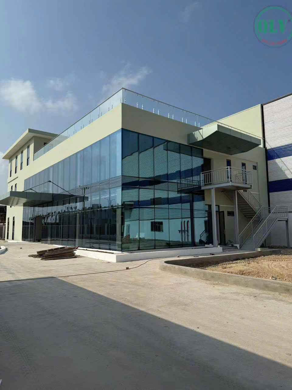 仓库出租，设计通风，办公楼宽敞，租金2.6美元/平方米