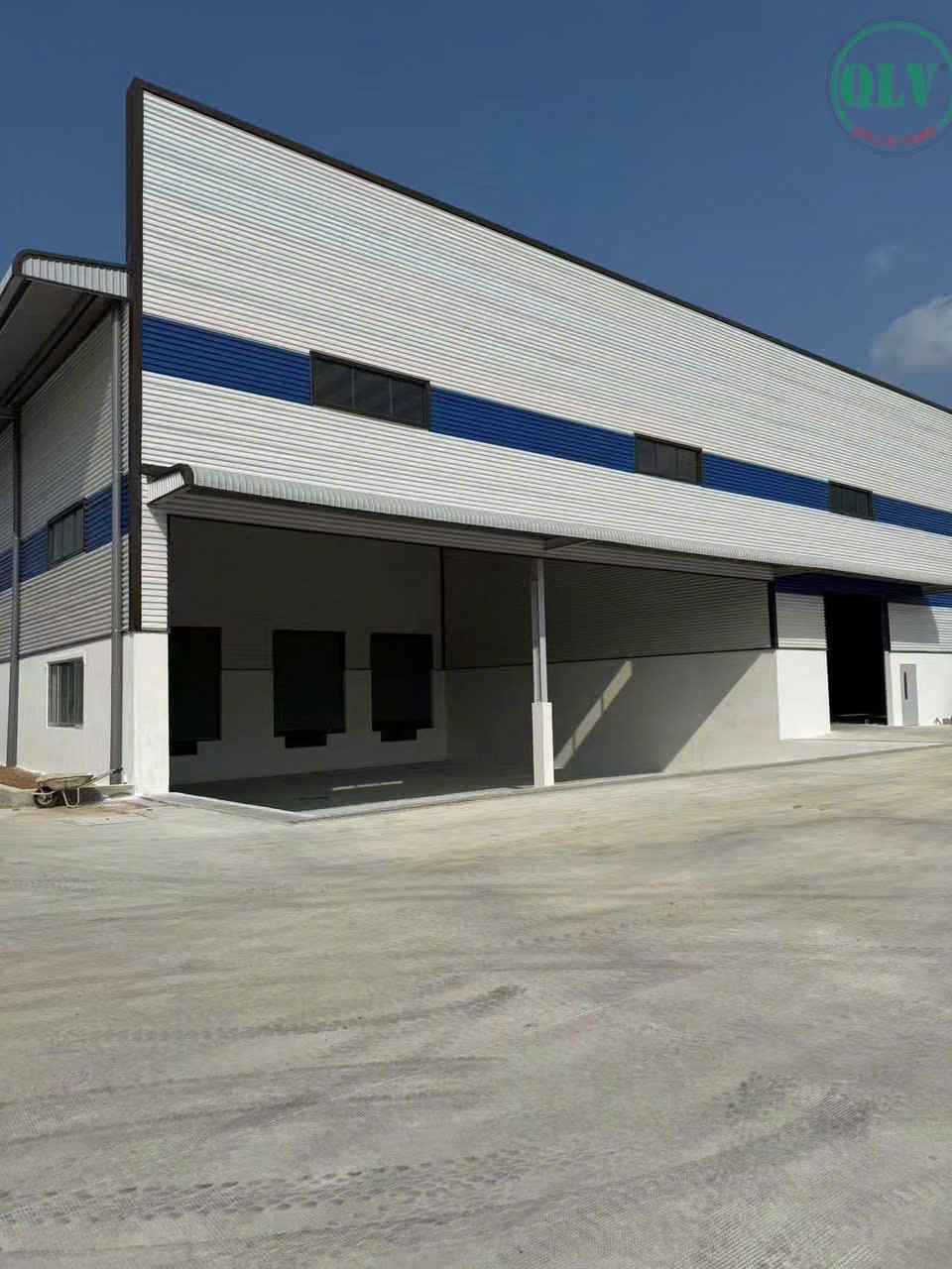 仓库出租，设计通风，办公楼宽敞，租金2.6美元/平方米