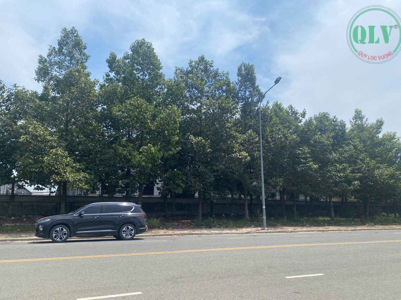 出售工业用地，面积 19,531 平方米，靠近高速公路，手续齐全