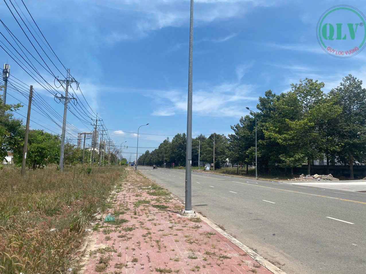 出售工业用地，面积 19,531 平方米，靠近高速公路，手续齐全