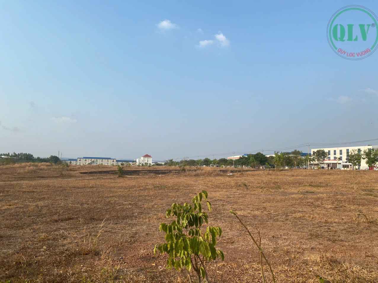 出售工厂土地，两块相邻，位于平福省工业区黄金地段，手续齐全